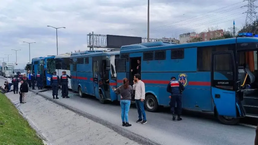 İstanbul’da zincirleme kaza: 4 cezaevi aracı çarpıştı! 6’sı jandarma 17 kişi yaralandı haberinin görseli