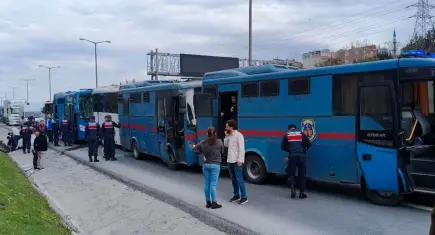 İstanbul’da zincirleme kaza: 4 cezaevi aracı çarpıştı! 6’sı jandarma 17 kişi yaralandı