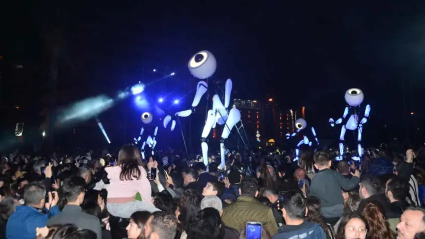 Adana’da tiyatro coşkusu başladı: 25’inci Festival kortejle açıldı haberinin görseli