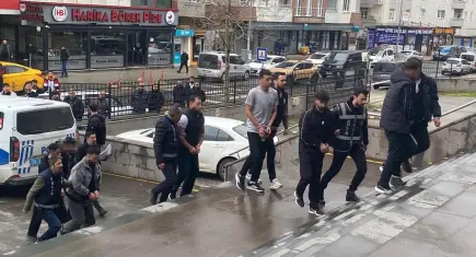 Banka hesaplarını kiraladığı kişilere ulaşamadı: Arkadaşını kaçırıp darbettirdi