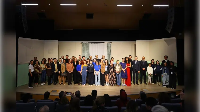 Başkan Kınay: Karabağlar Kent Tiyatrosu ile birlikte üretiyor, sanatla geleceği kuruyoruz haberinin görseli