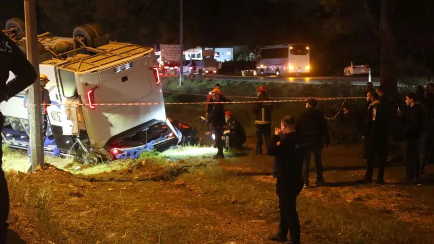 Cezaevi personelini taşıyan servis kaza yaptı: Çok sayıda yaralı var haberinin görseli