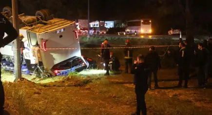 Cezaevi personelini taşıyan servis kaza yaptı: Çok sayıda yaralı var