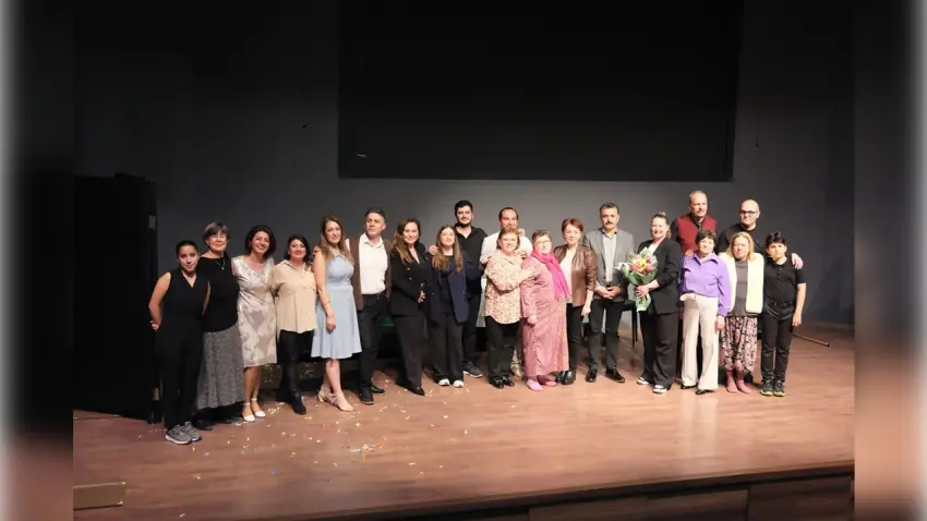 Dikili’de Dünya Tiyatro Günü coşkusu sahneye taşındı haberinin görseli