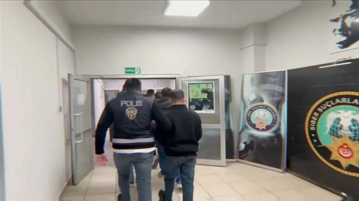 İzmir'de sahte site açıp, dolandırıcılık yapan 25 şüpheli tutuklandı görseli