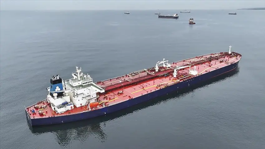 Karadeniz'de saldırıya uğrayan petrol tankeri Kilyos açıklarında demirletildi haberinin görseli
