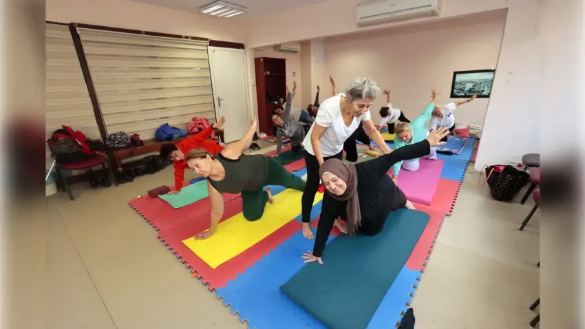 Konak’tan İleri Yaş’a sağlıklı mola: Yoga kursuyla zinde kalıyorlar haberinin görseli