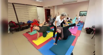 Konak’tan İleri Yaş’a sağlıklı mola: Yoga kursuyla zinde kalıyorlar