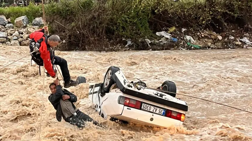 Muğla'da sele kapılan otomobildeki 2 kişiden biri öldü
