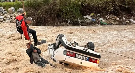 Muğla'da sele kapılan otomobildeki 2 kişiden biri öldü
