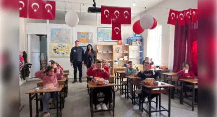 Ülkü Ocakları’ndan İzmir’de okula destek: Sınıflar yenilendi, öğrencilere malzeme dağıtıldı