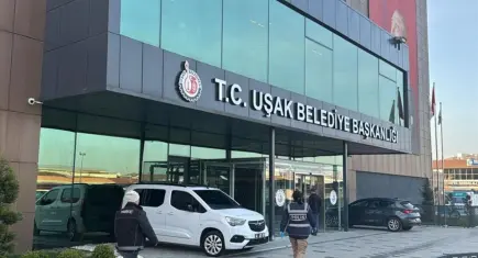 Uşak Belediyesi’ne operasyon: Gözaltına alınanlardan biri Bornova Belediyesi çalışanı çıktı