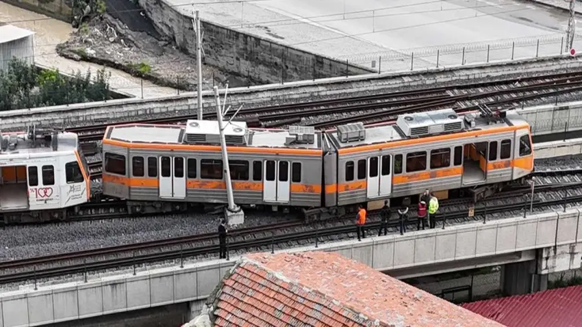 Adana’da metro raydan çıktı: Savrulan vagon direğe çarparak durabildi!