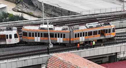 Adana’da metro raydan çıktı: Savrulan vagon direğe çarparak durabildi!