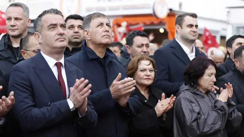 Başkan Tugay, Kuşadası mitingine katıldı haberinin görseli