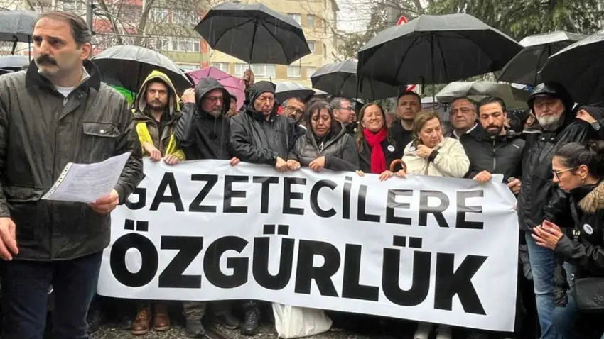 Gazeteciler barikatın önünde seslendi: Halkın haber alma kakkı engellenemez haberinin görseli