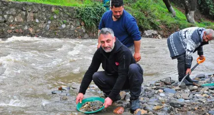 İzmir’de yağmur altın meraklılarını durduramadı