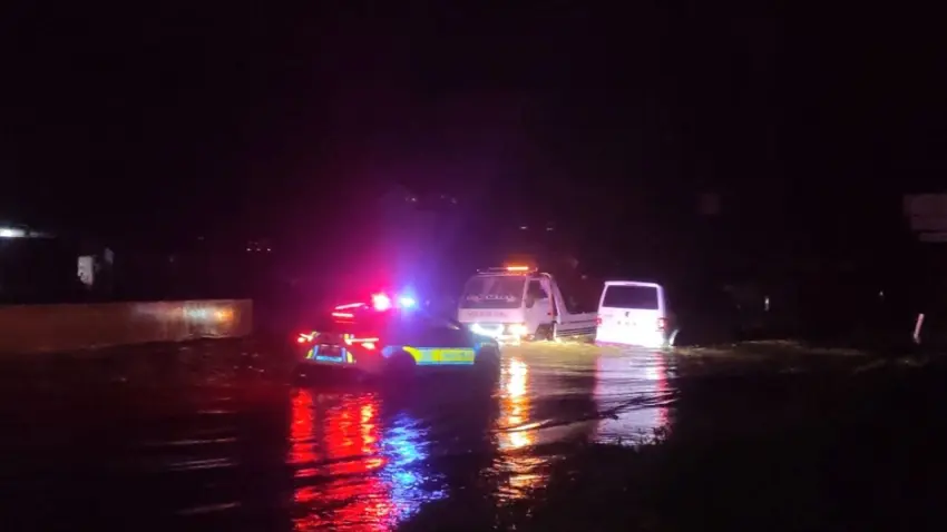 İzmir-Ödemiş yolunda sağanak kabusu: Araçlar sular altında kaldı! haberinin görseli