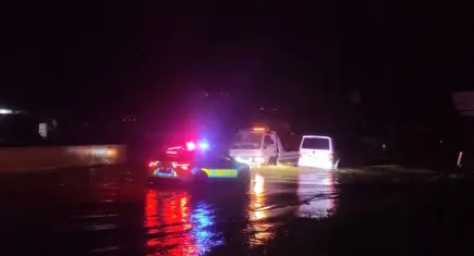 İzmir-Ödemiş yolunda sağanak kabusu: Araçlar sular altında kaldı!