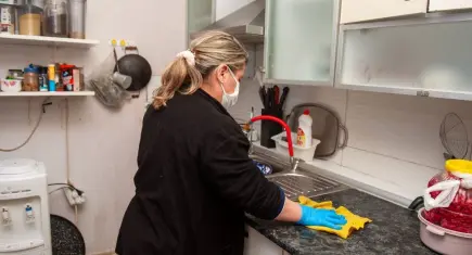 Karşıyaka Belediyesi yaşlı ve engellilere ev temizliği hizmetini yeniden başlattı