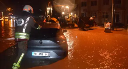 Manisa sağanağa teslim: Çaylar taştı, araçlar mahsur kaldı!