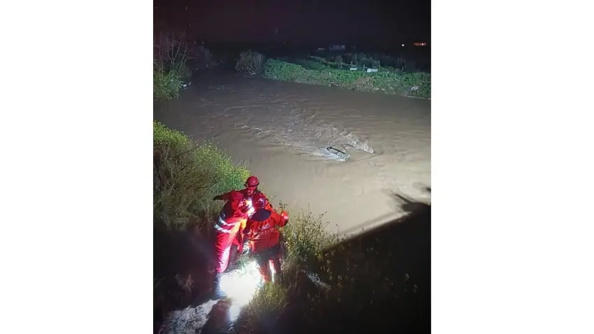 Menderes’te dereye uçan aracı İzmir İtfaiyesi kurtardı haberinin görseli