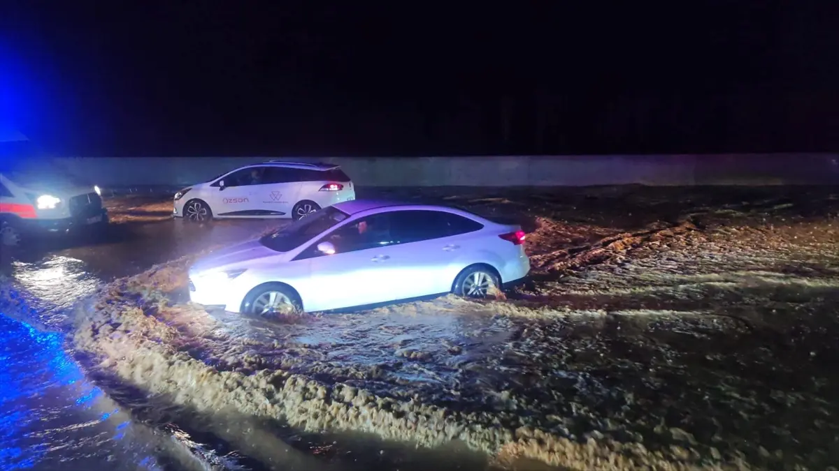 Ödemiş-İzmir yolunda su baskınları görseli