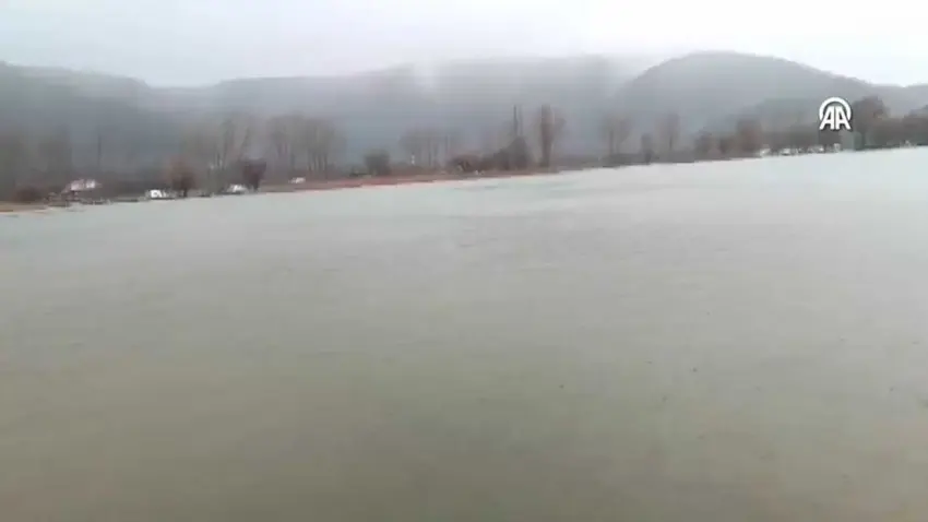 Ödemiş’te sağanak mesaisi: Gölcük gölü taştı, yollar su altında kaldı!