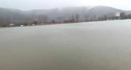 Ödemiş’te sağanak mesaisi: Gölcük gölü taştı, yollar su altında kaldı!