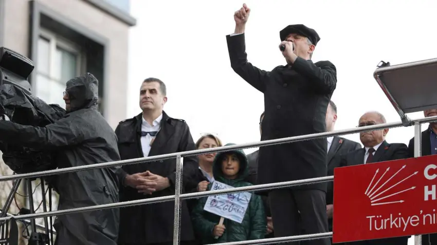 Özel, Kuşadası'ndan Erdoğan'a seslendi: Tarih boyunca utançla yaşayacaksın! haberinin görseli