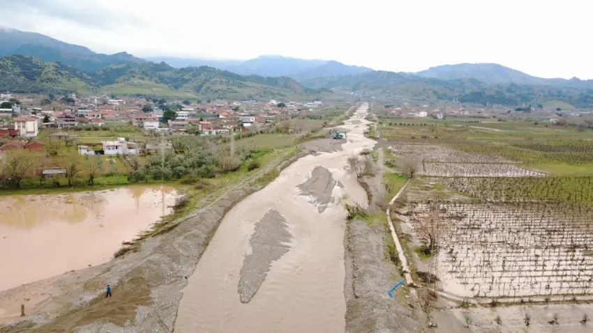 Salihli’de sağanak taşkınlara yol açtı: Tarım arazileri sular altında haberinin görseli