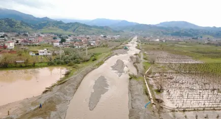 Salihli’de sağanak taşkınlara yol açtı: Tarım arazileri sular altında