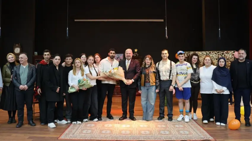 tiyatrocular ve Başkan Aydın Pehlivan