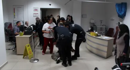 Annesinin sevgilisini bıçakla yaralamıştı: Anne ile oğul adliyeye sevk edildi