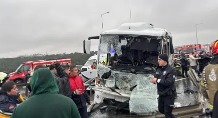 Başakşehir’de feci kaza: Polis servisinin karıştığı kazada kalbi duran polis hayata döndürüldü