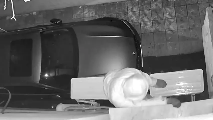 Buca’da hırsızlık girişimi: Binaya tırmanan şüpheli otomobil üzerine atlayarak kaçtı haberinin görseli