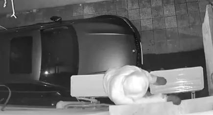 Buca’da hırsızlık girişimi: Binaya tırmanan şüpheli otomobil üzerine atlayarak kaçtı