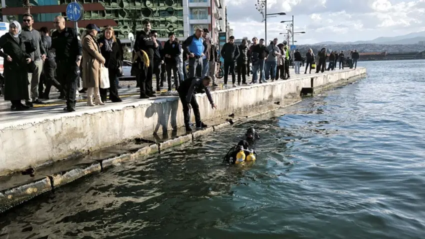 İzmir’de akülü tekerlekli sandalyesiyle denize düşen engelli kurtarıldı haberinin görseli
