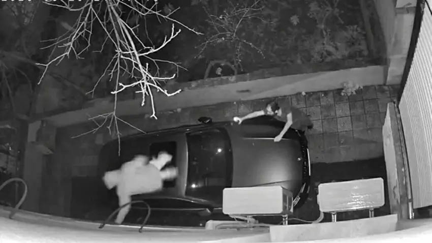 İzmir haber: Hırsız, fark edilince otomobilin üzerine atladı haberinin görseli