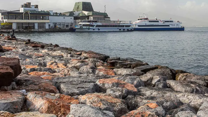 İzmir haber: Sahildeki kayalıkların arasında bebek cesedi bulundu haberinin görseli