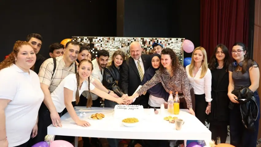 Menemen’de Dünya Tiyatrolar Günü kutlandı haberinin görseli