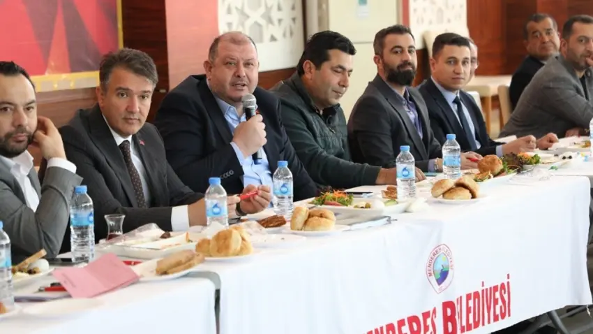 Başkan Çiçek ilçedeki muhtarlarla bir araya geldi haberinin görseli