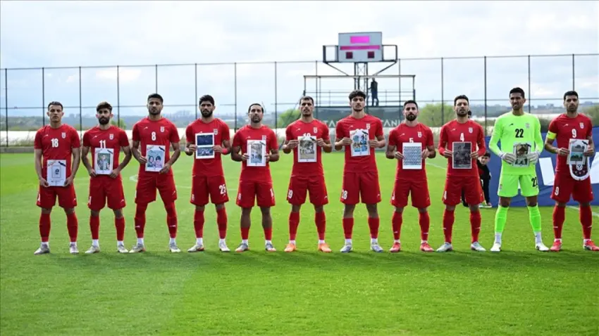 İran Milli Takımı’ndan protesto: Sahaya öldürülen çocukların fotoğraflarıyla çıktılar haberinin görseli