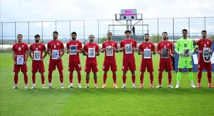 İran Milli Takımı’ndan protesto: Sahaya öldürülen çocukların fotoğraflarıyla çıktılar