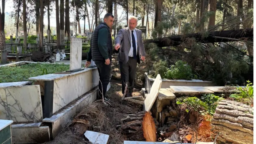 İzmir'de yağıştan zarar gören mezarlıklara bakım haberinin görseli