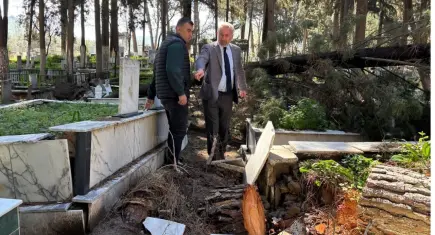 İzmir'de yağıştan zarar gören mezarlıklara bakım