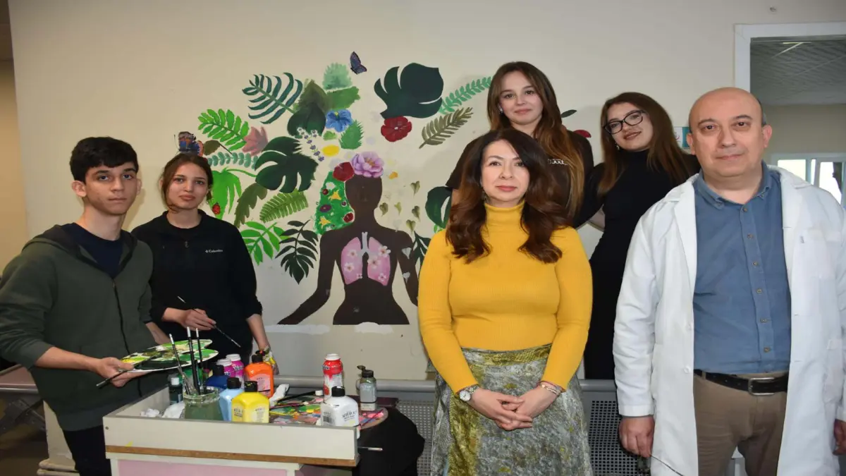 Kanser hastalarına moral için hastane duvarına resim yaptılar görseli