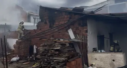 Kemalpaşa’da ev yangını: Müstakil ev kullanılamaz hale geldi