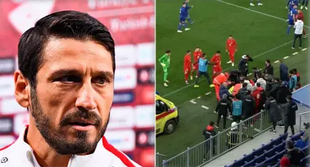 U21 Teknik Direktörü Egemen Korkmaz sahada yere yığıldı, maç durduruldu