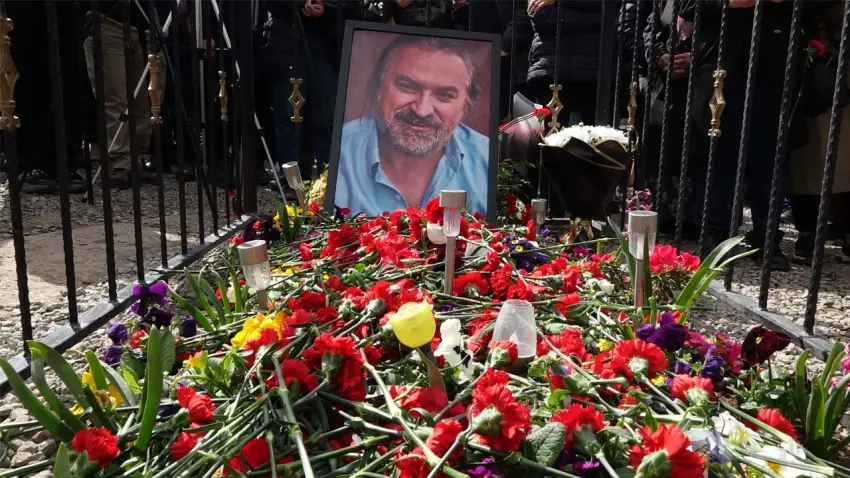 Volkan Konak, vefatının 1. yılında kabri başında anıldı haberinin görseli